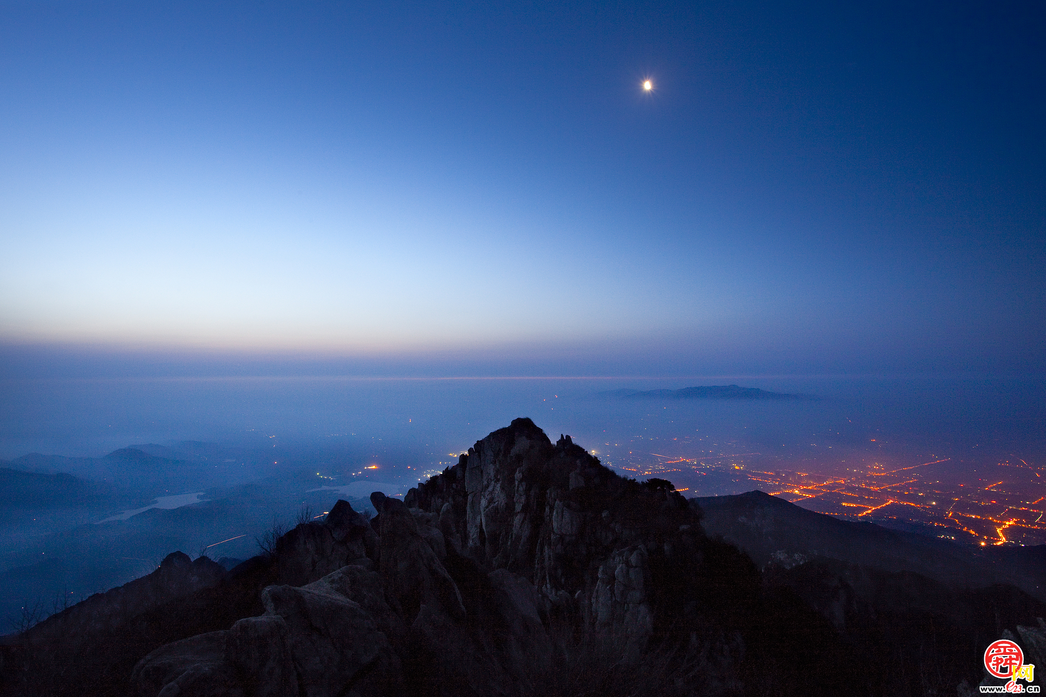 泰山景区将根据出园游客数量、瞬时游客量，动态释放票源