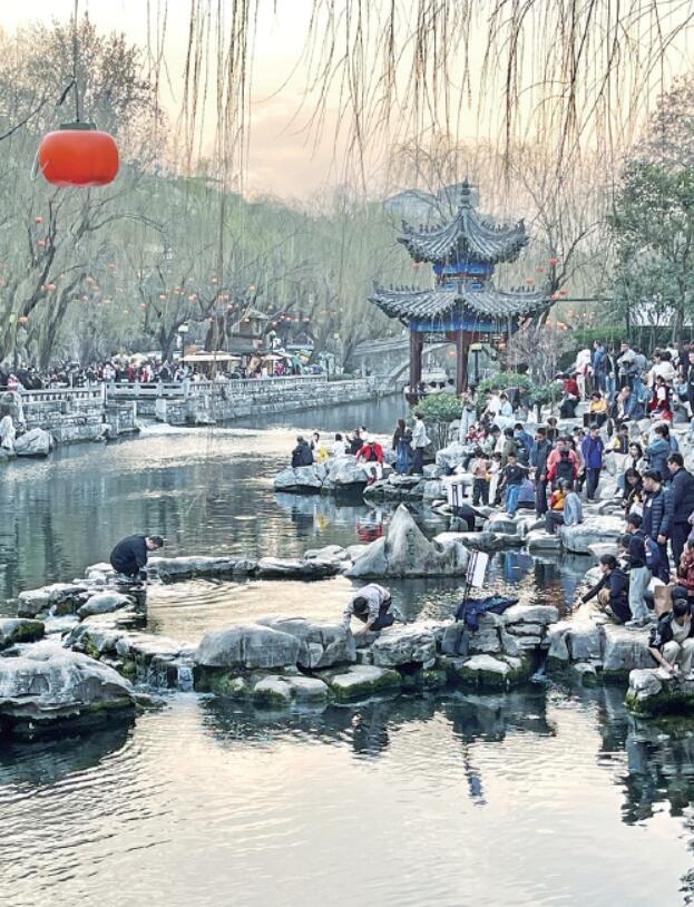 泉畔游客如织 乐享惬意春光