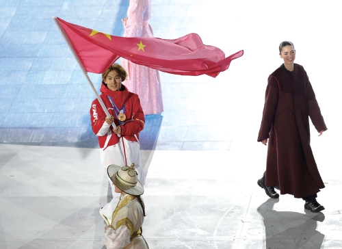 四十六载冰雪路 辉映绚丽中国红——写在米兰冬奥会中国健儿再创历史之际