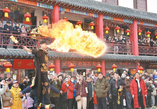 济南英雄山文化市场举办“开门纳吉”民俗活动