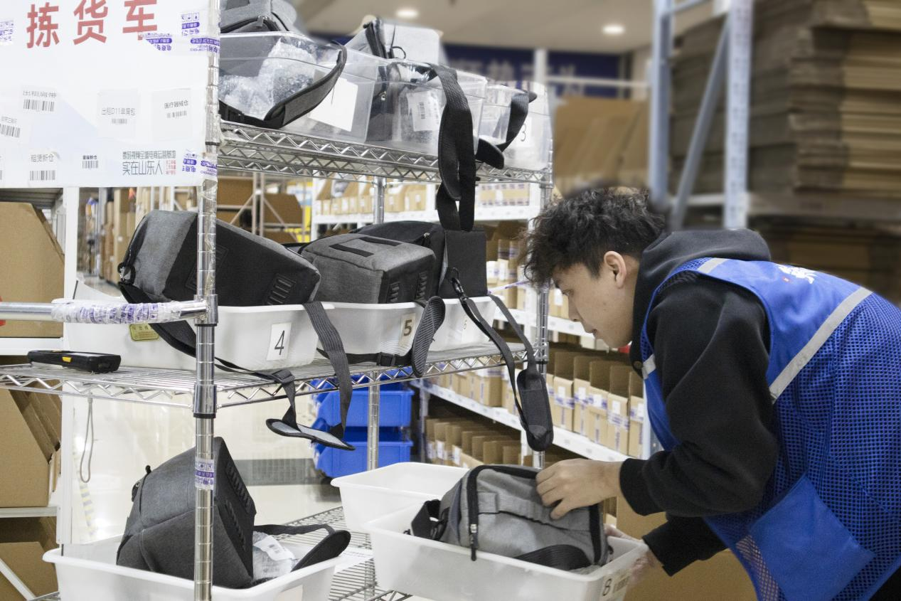 民生民声｜直播带货要守“新规矩”：民生消费，产品稳居直播“C位”！