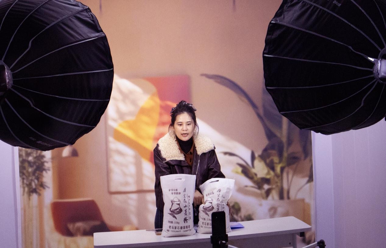 民生民声｜直播带货要守“新规矩”：民生消费，产品稳居直播“C位”！