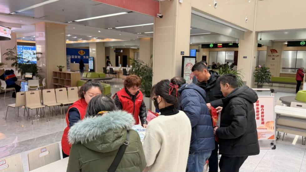 政银携手 把好岁末金融安全关——蓬莱民生村镇银行与区金融局联合开展岁末反洗钱主题宣传活动