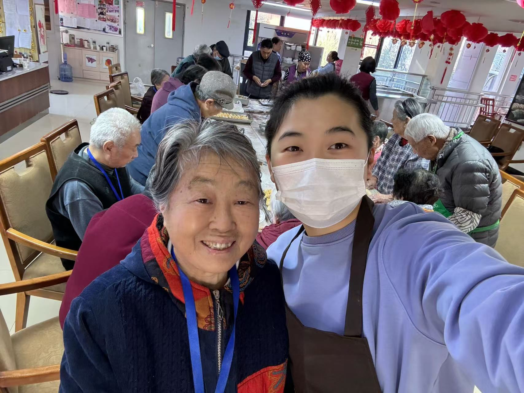 融媒·先锋|“00后”护理员和她的“银发天团”——在暮年里播种春天