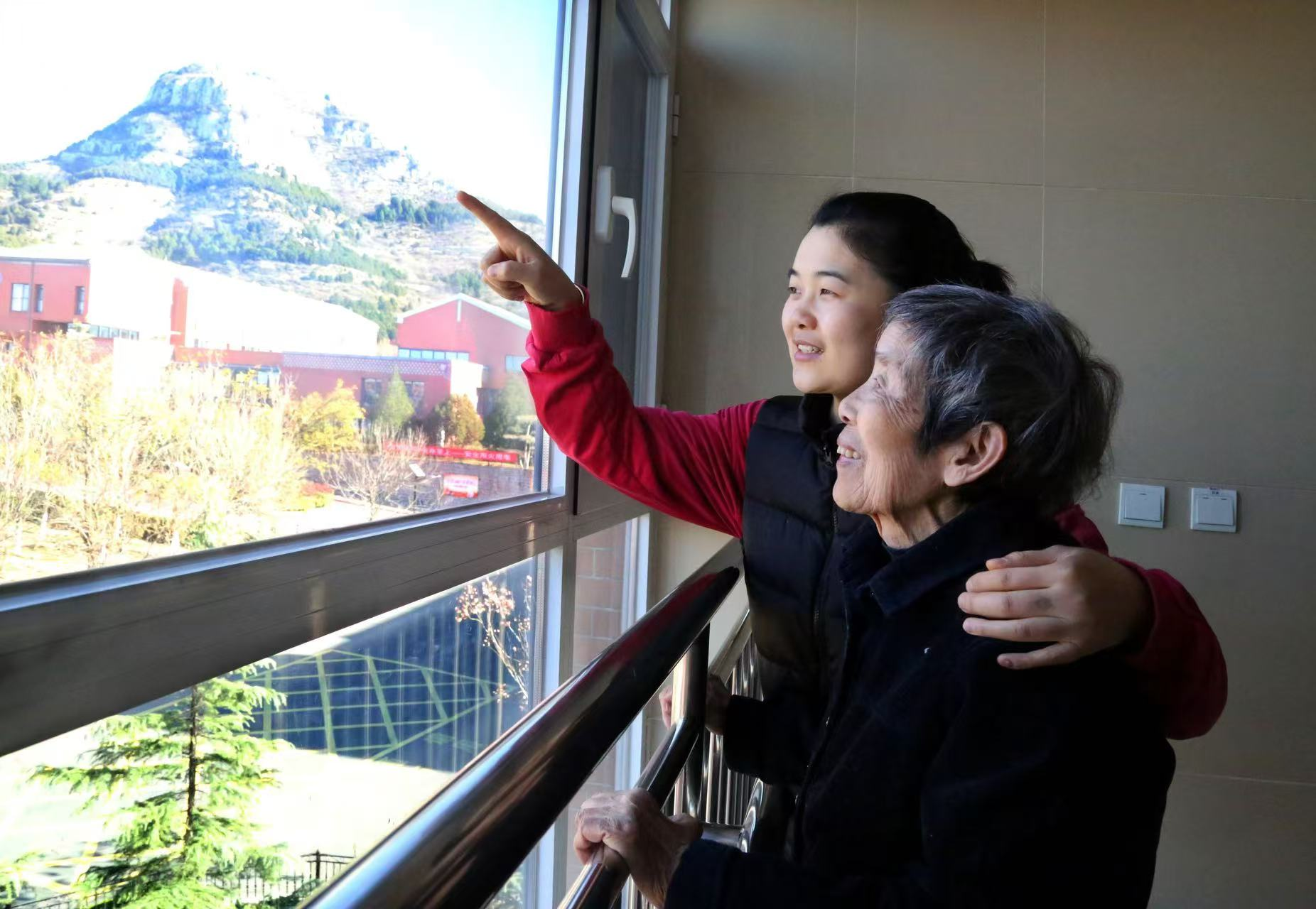 融媒·先锋|“00后”护理员和她的“银发天团”——在暮年里播种春天