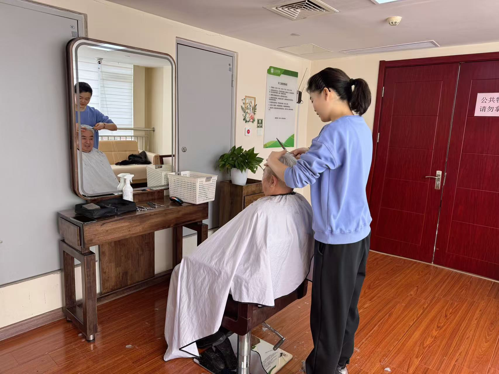 融媒·先锋|“00后”护理员和她的“银发天团”——在暮年里播种春天