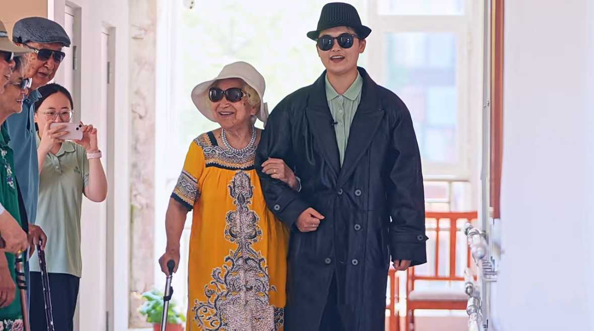 融媒·先锋|“00后”护理员和她的“银发天团”——在暮年里播种春天