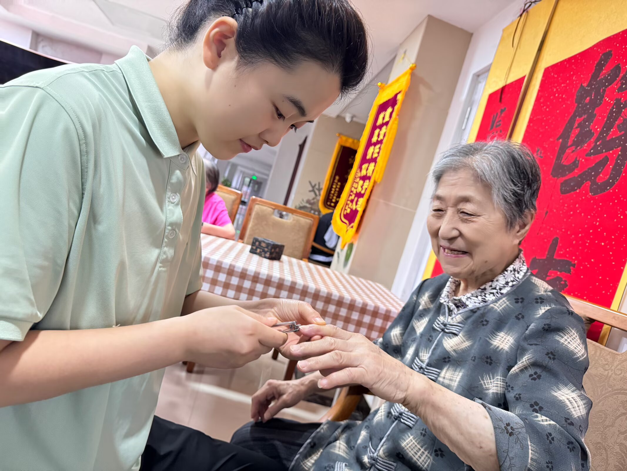 融媒·先锋|“00后”护理员和她的“银发天团”——在暮年里播种春天