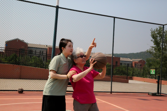 融媒·先锋|“00后”护理员和她的“银发天团”——在暮年里播种春天