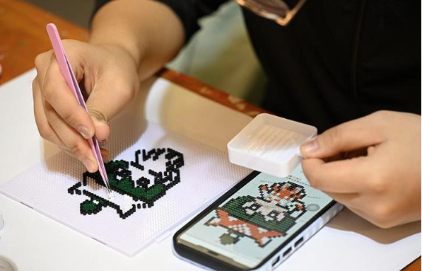 春节假期销量暴涨超90倍 年轻人为何爱上拼豆？