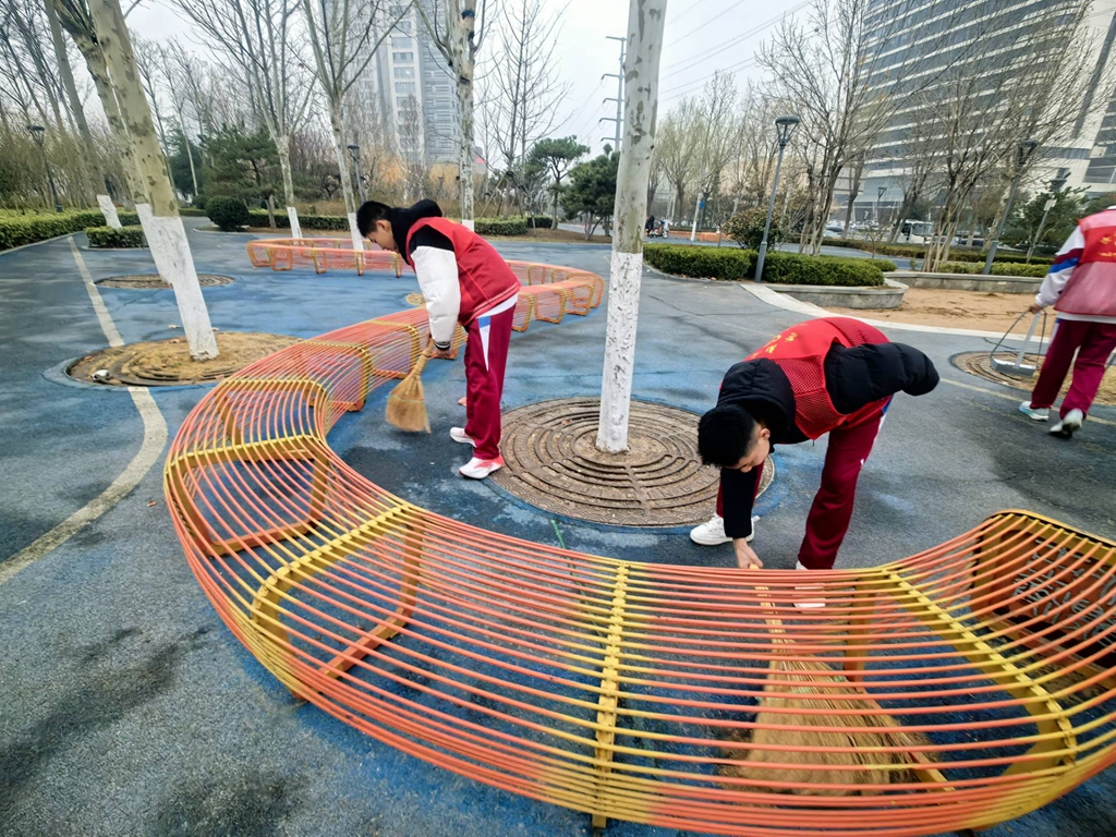 学雷锋·践行动 济南二中“红马甲”闪耀小清河！用行动擦亮文明底色