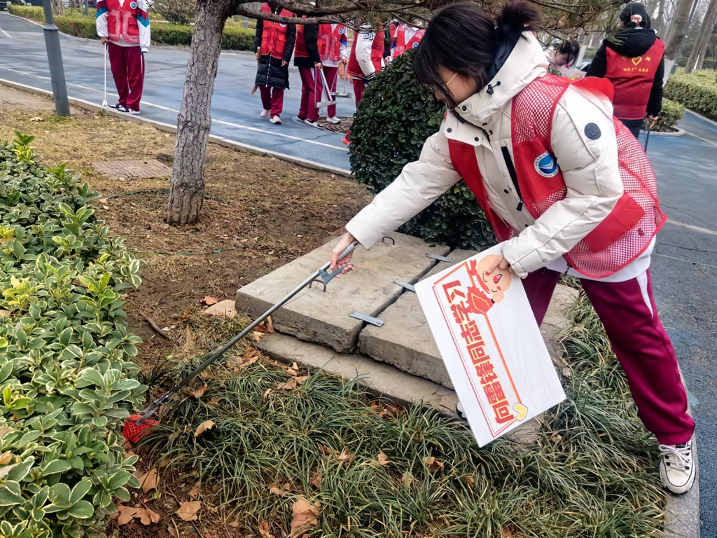 学雷锋·践行动 济南二中“红马甲”闪耀小清河！用行动擦亮文明底色