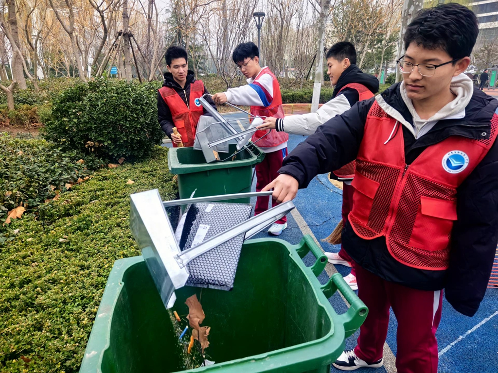 学雷锋·践行动 济南二中“红马甲”闪耀小清河！用行动擦亮文明底色