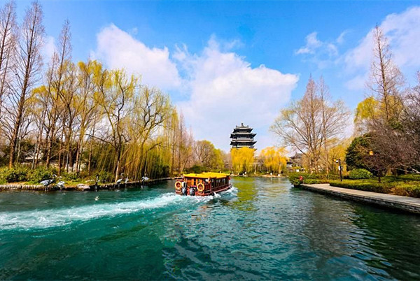 济南：碧水翠柳春意浓