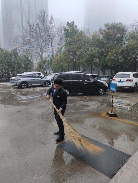 农行济南槐荫经十西路支行：雪后清路暖人心，农行服务显担当