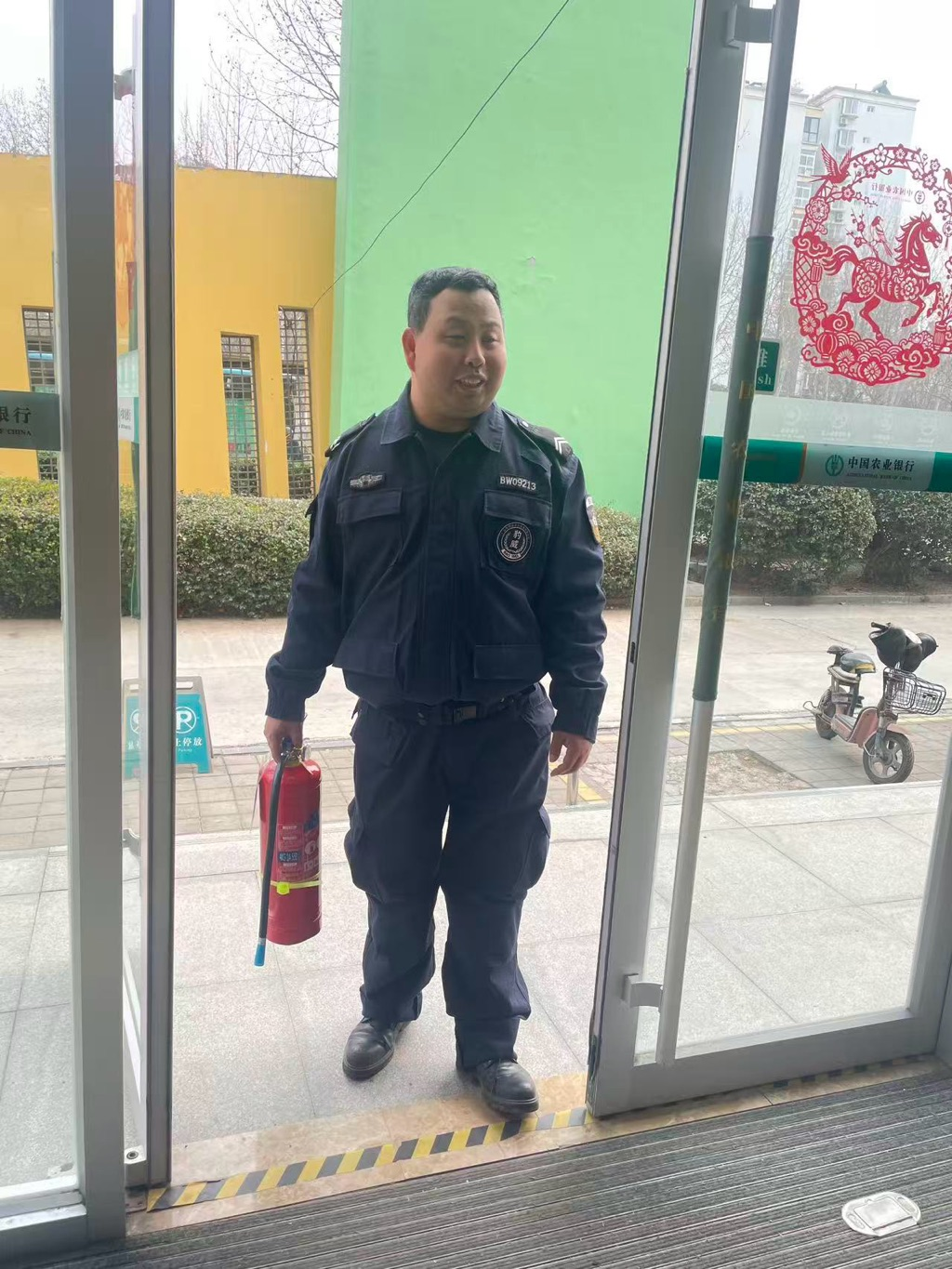 农行济南槐荫阳光新路支行：火情面前勇担当，保安快速处置周边火情守护群众安全