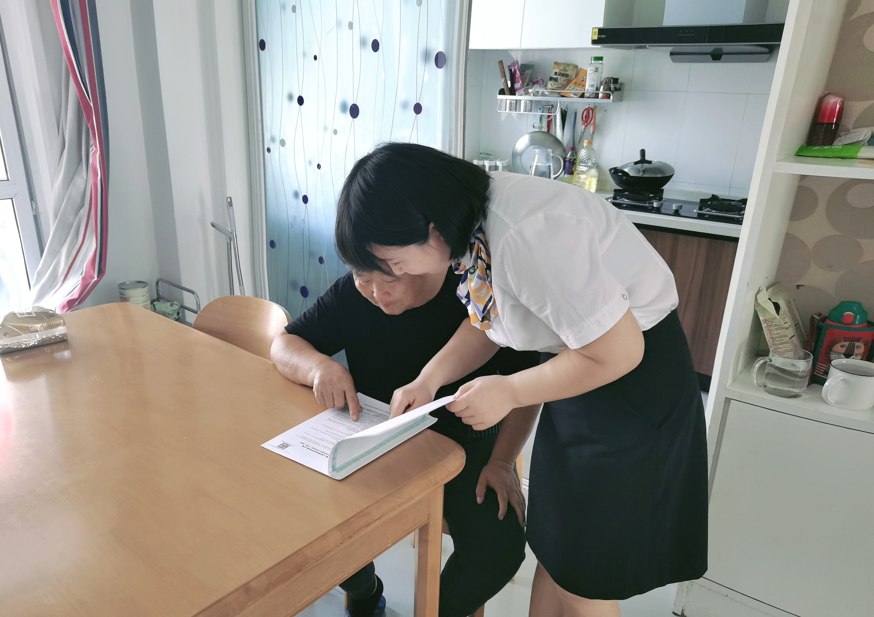 东南西北的“她力量”:丈量国寿温度的四张巾帼面孔