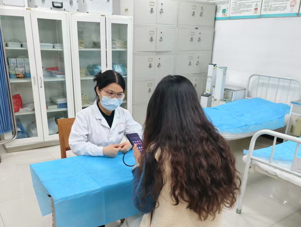 关爱教职工 健康迎“三八” 济南二中特邀山大二院专家开展义诊活动