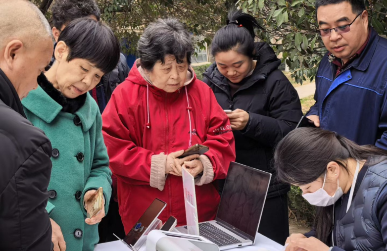 “爱心课堂”温暖开讲，济南联通匡山营业厅“心连心”守护银发安康