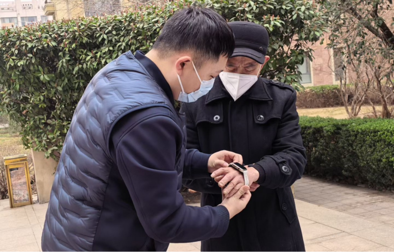 “爱心课堂”温暖开讲，济南联通匡山营业厅“心连心”守护银发安康