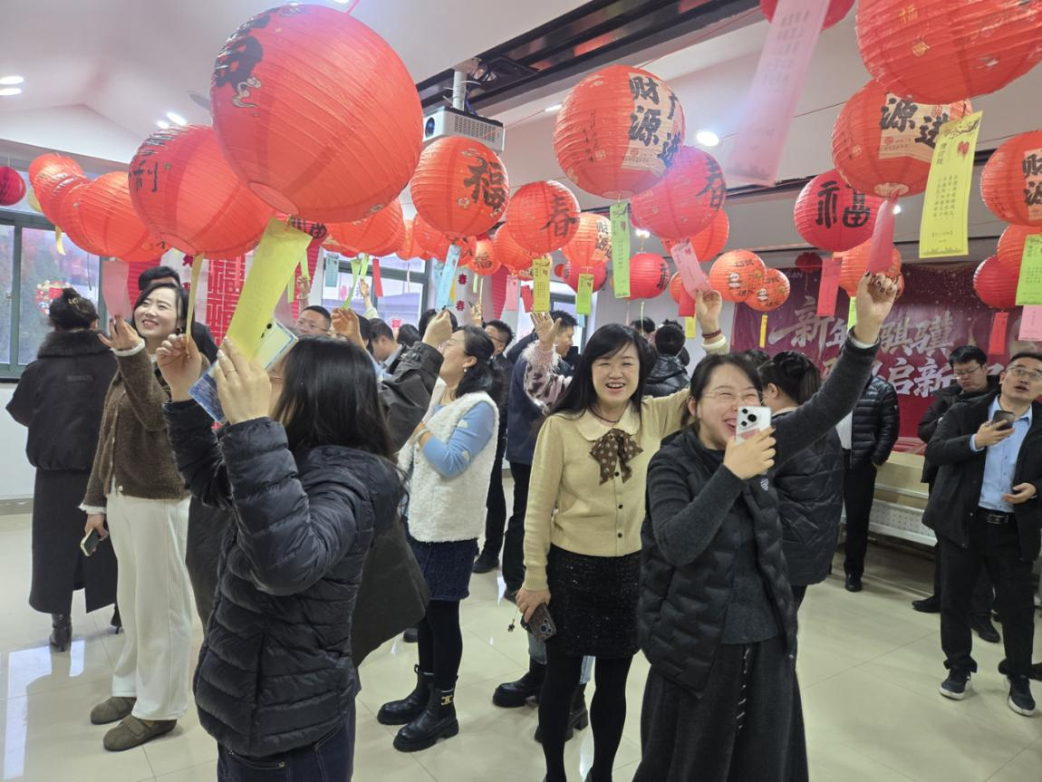 平安产险烟台中心支公司举办元宵节猜灯谜活动
