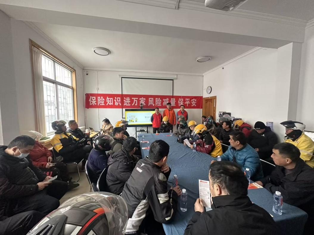 平安产险潍坊中心支公司走进外卖快递从业者，安全金融“一问一答”护你安心奔波