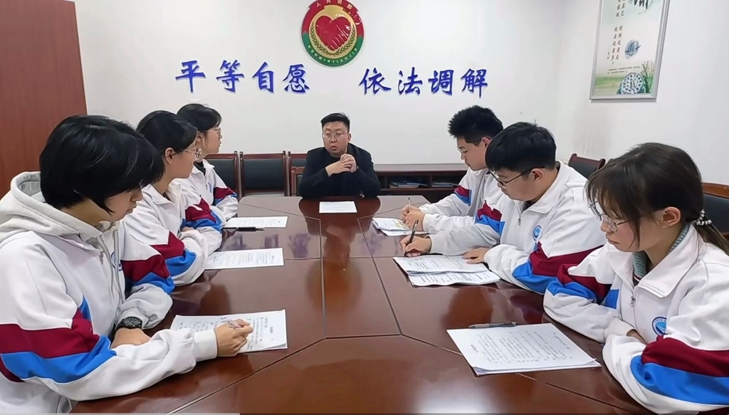 法治赋能思政课 实践点亮青春梦 济南二中学子开展法律职业体验活动