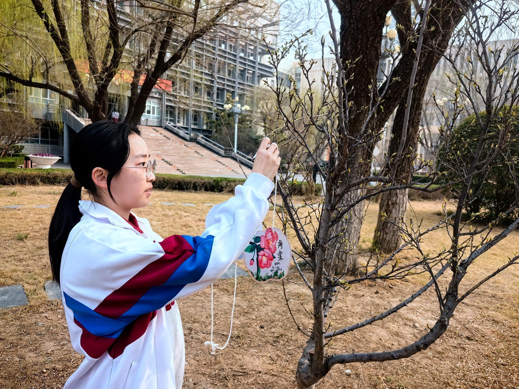 树承初心 绿润二中 济南二中2025级开展树木认养挂牌活动