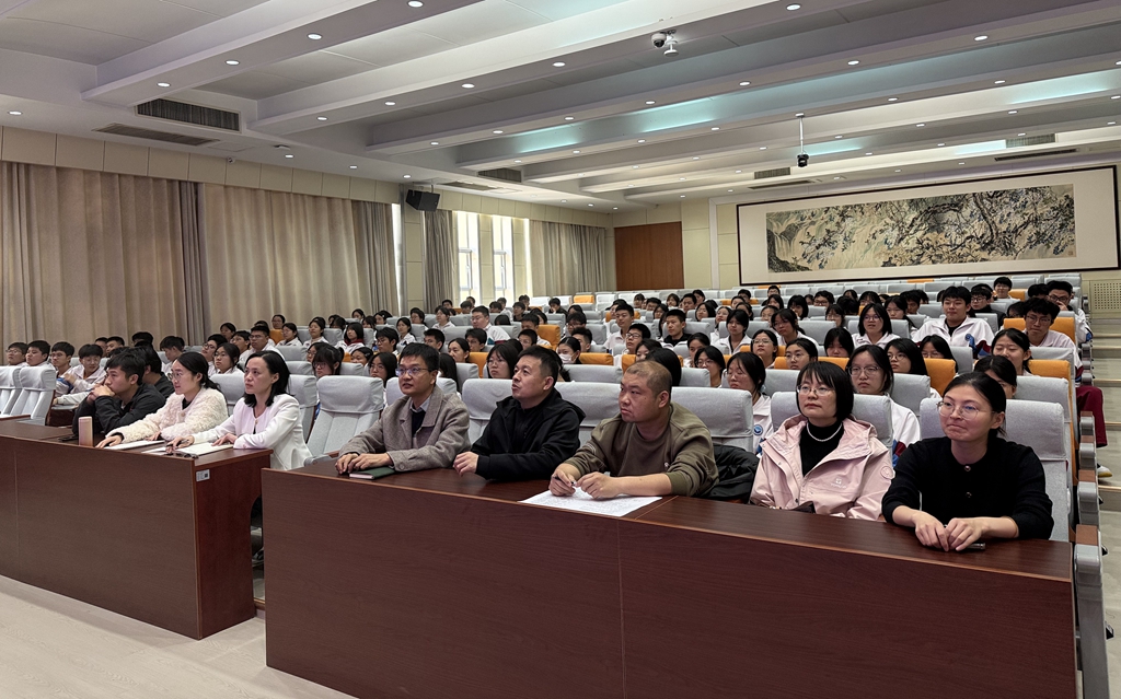 济南二中组织全体同学收看第三期《追光·大思政课》