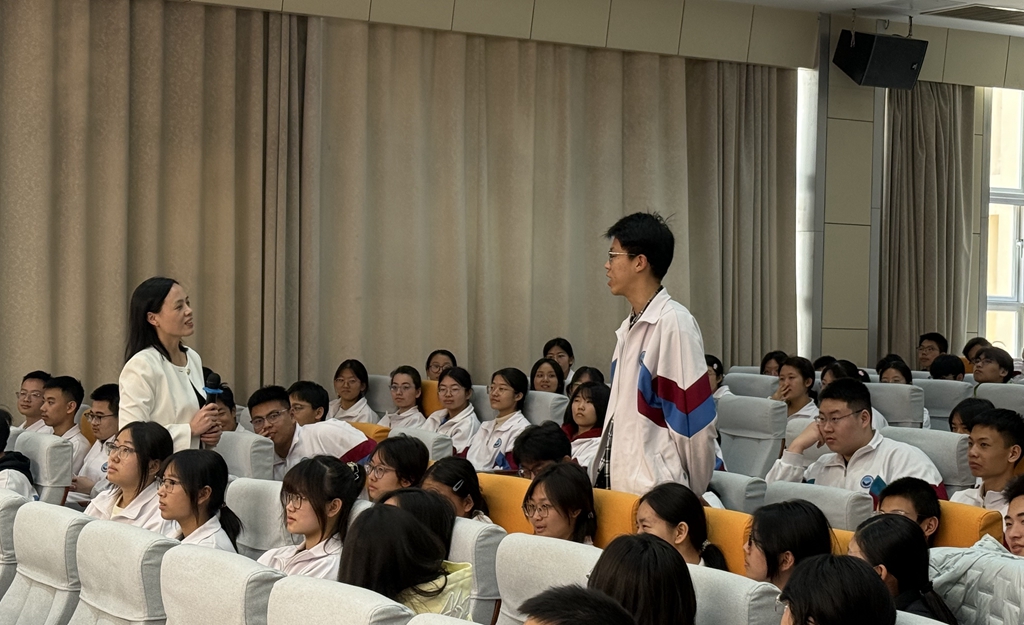 济南二中组织全体同学收看第三期《追光·大思政课》