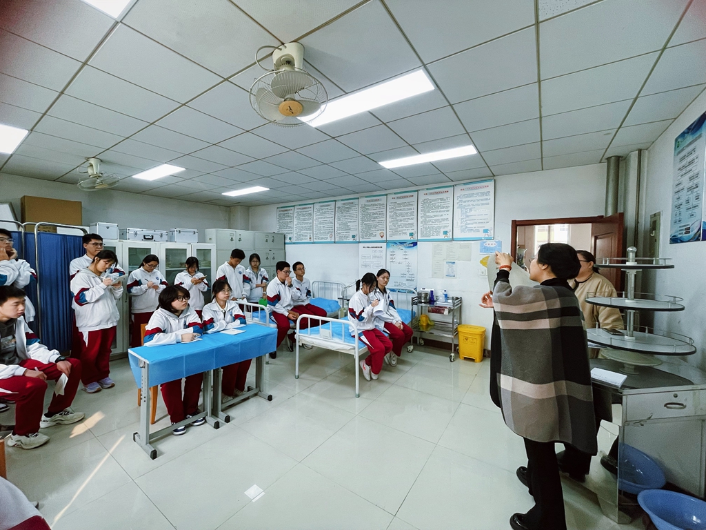 精研卫生技能 筑牢健康防线 济南二中组织班级卫生委员专项技能培训