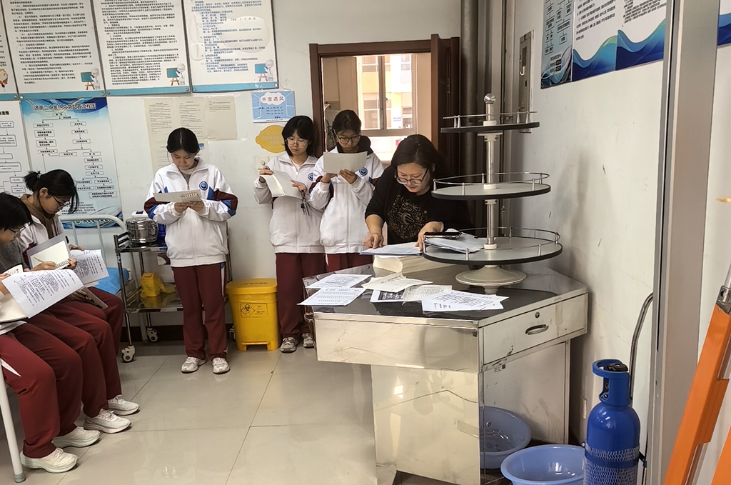 精研卫生技能 筑牢健康防线 济南二中组织班级卫生委员专项技能培训