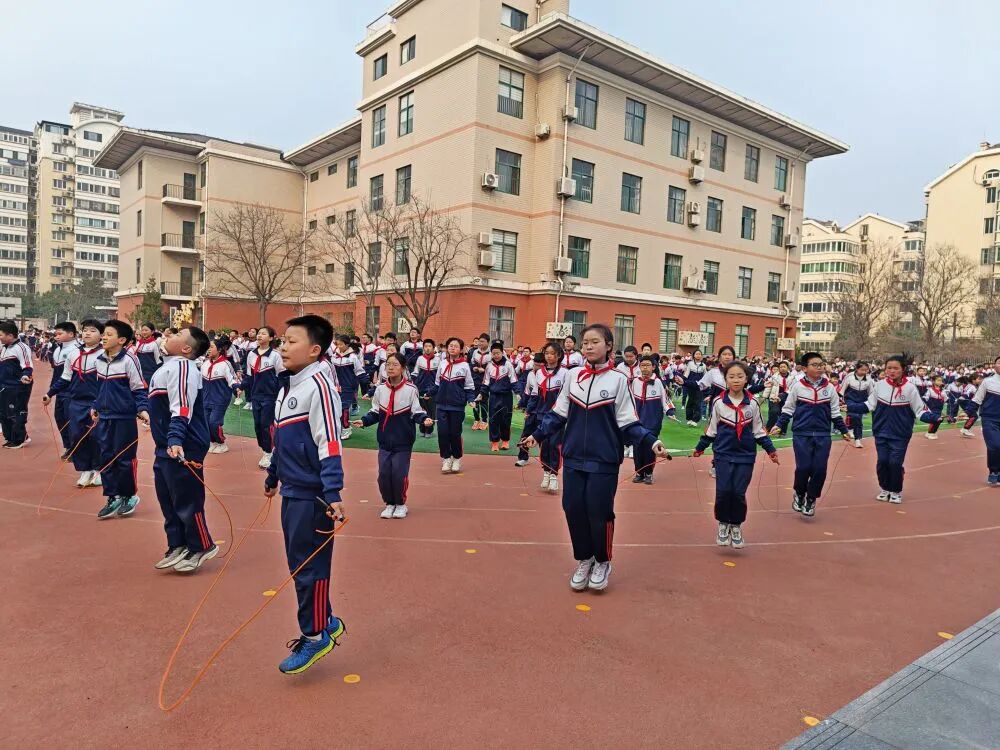 “健康第一”!看新华社镜头下的山东校园课间十分钟