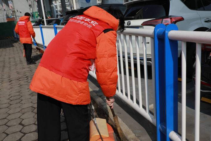 同为一抹橙 温暖一座城 平安产险山东分公司党员志愿者服务社区清洁