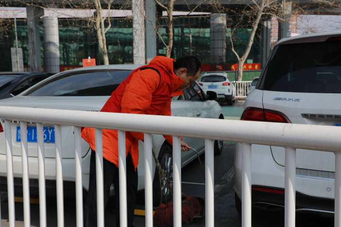 同为一抹橙 温暖一座城 平安产险山东分公司党员志愿者服务社区清洁