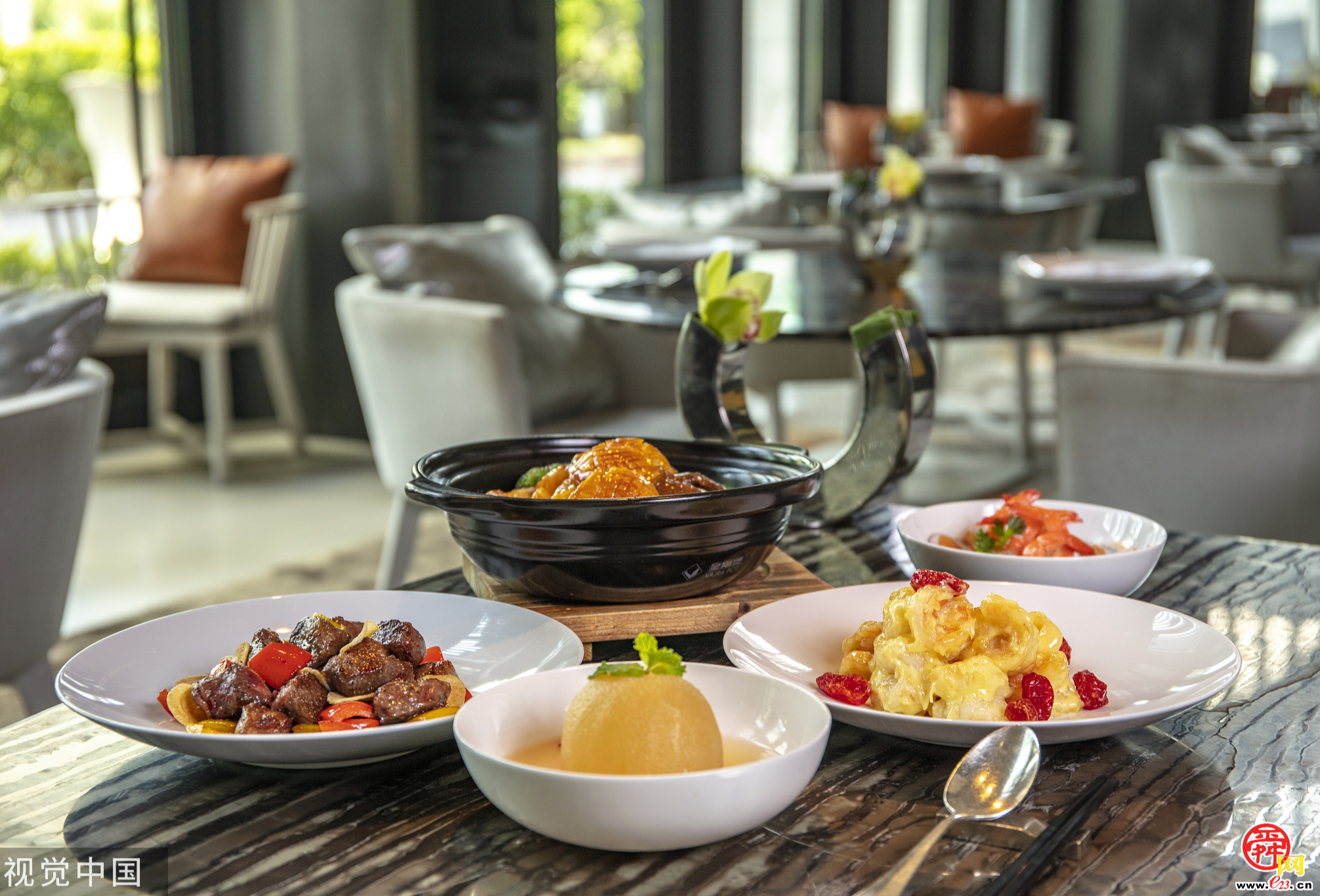 1-2月份餐饮收入超万亿元 餐饮消费强劲复苏创历史新高