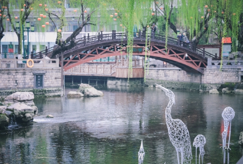 泉畔春色绘新图