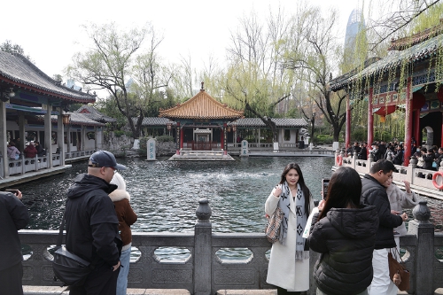 泉畔春色绘新图