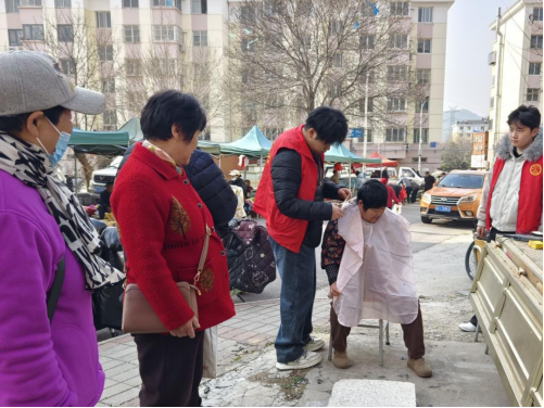爱心义剪进社区,交院志愿者把温暖送到家门口!