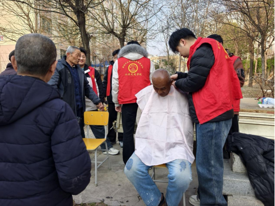 爱心义剪进社区,交院志愿者把温暖送到家门口!