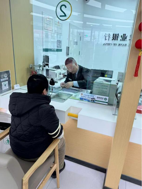 农行济南南山支行：耐心兑换零硬币 贴心服务暖民心
