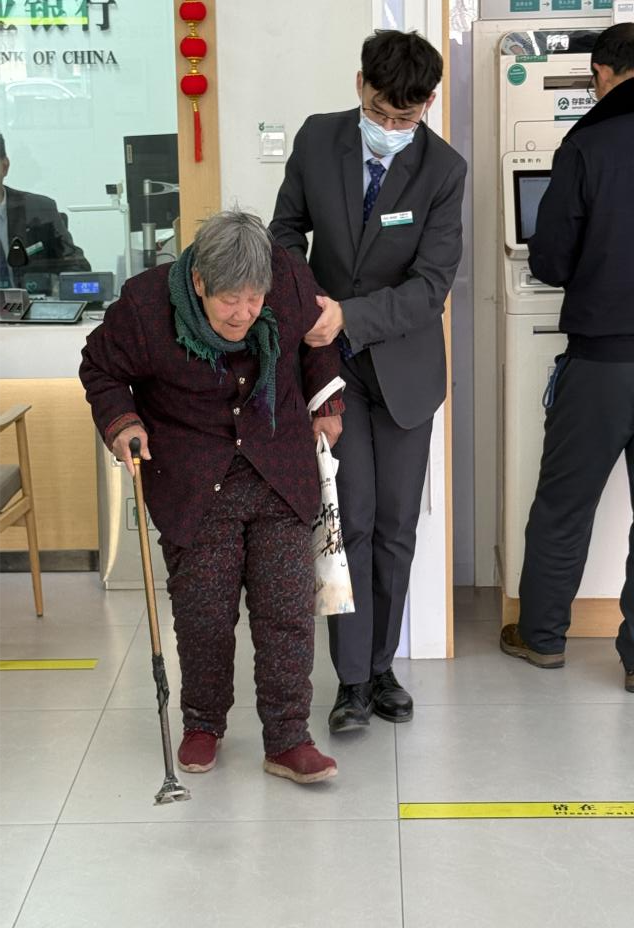 农行济南南山支行：贴心搀扶获赞誉，适老服务暖人心
