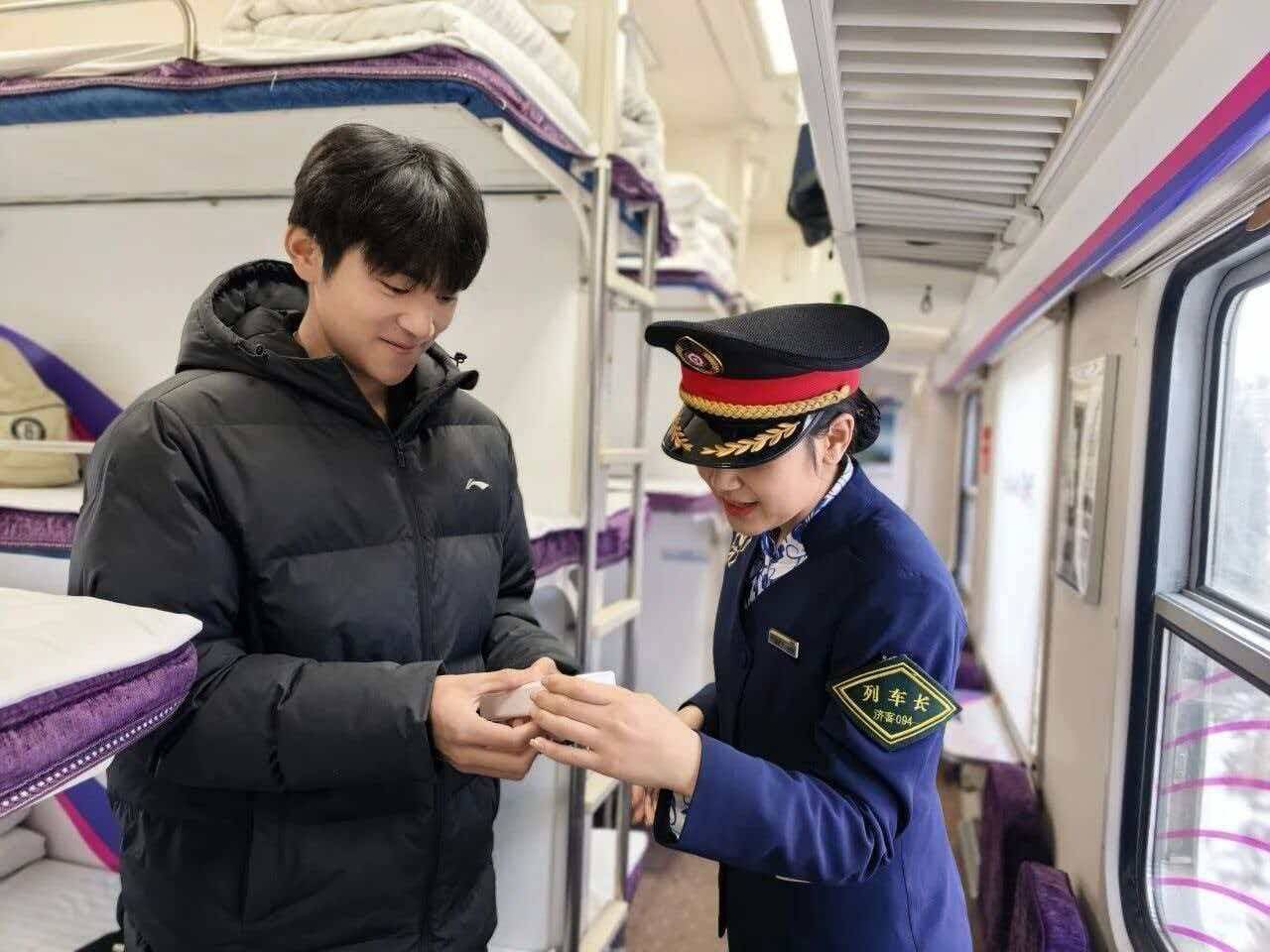 融媒·先锋丨车厢故事多,充满喜和乐——乘“齐鲁1号”见闻