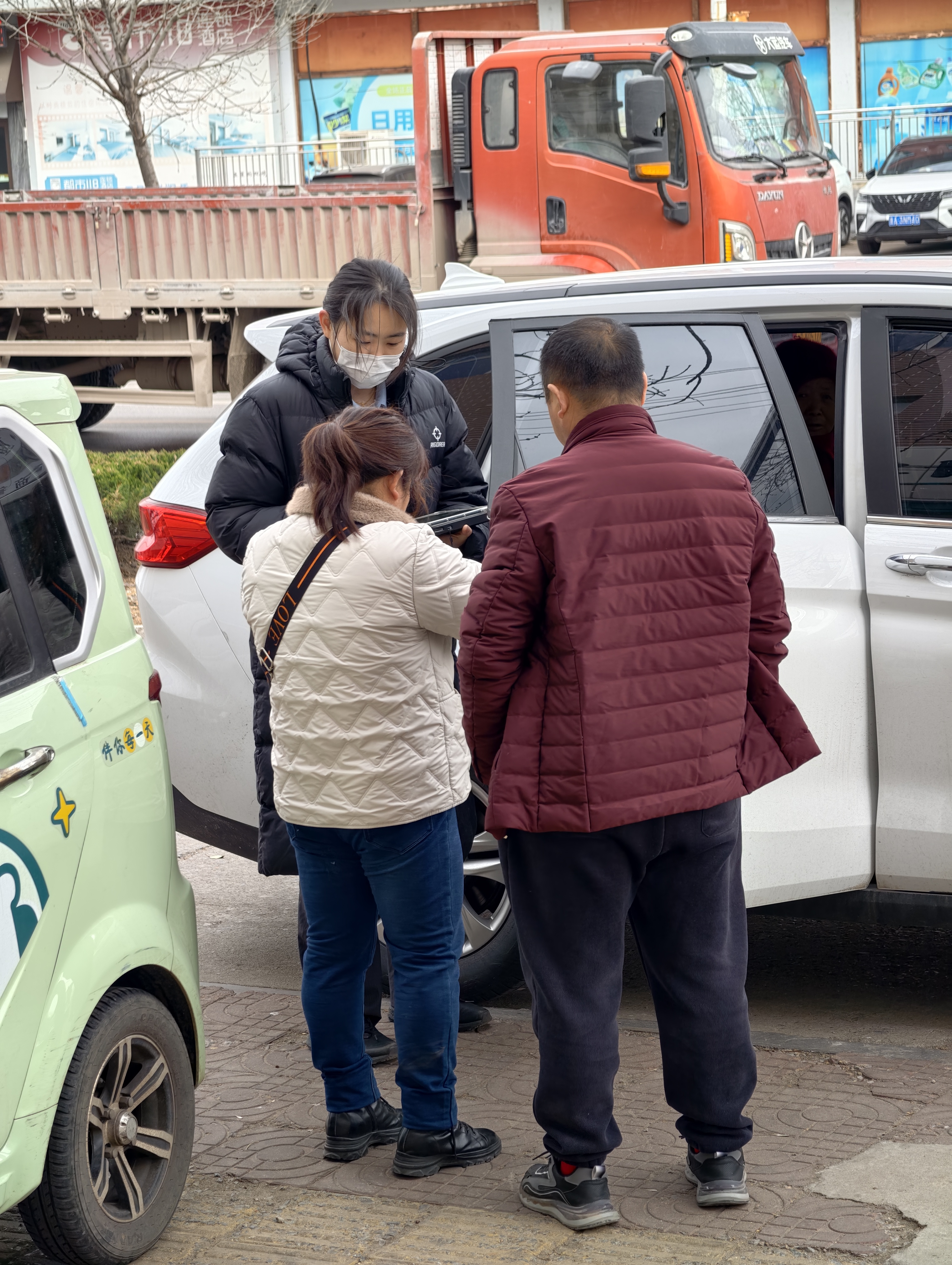 春风送暖优服务 金融为民显担当——农行平阴孔村支行车旁服务暖民心