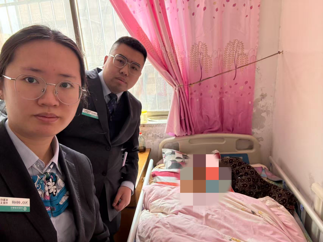 农行平阴东阿支行：三月春暖入家门，病床前的金融温情