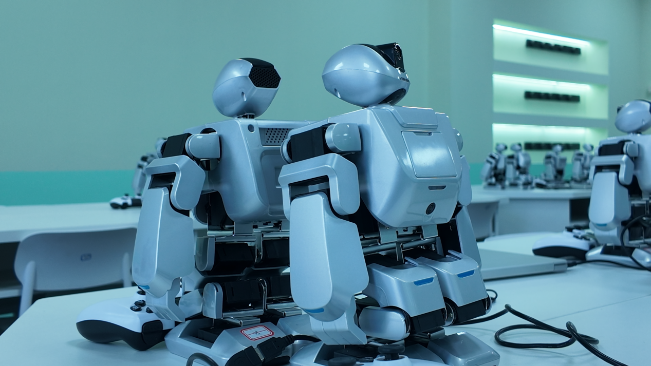 融媒·见证丨抢抓智能经济新赛道！探访人形机器人“练兵场”——钢铁之躯练内功(图9)