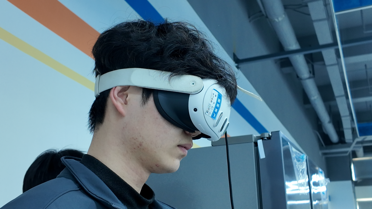 融媒·见证丨抢抓智能经济新赛道！探访人形机器人“练兵场”——钢铁之躯练内功(图4)