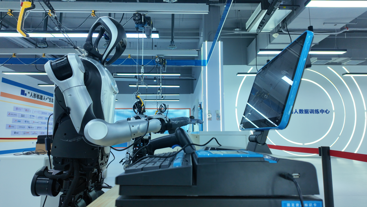 融媒·见证丨抢抓智能经济新赛道！探访人形机器人“练兵场”——钢铁之躯练内功(图3)