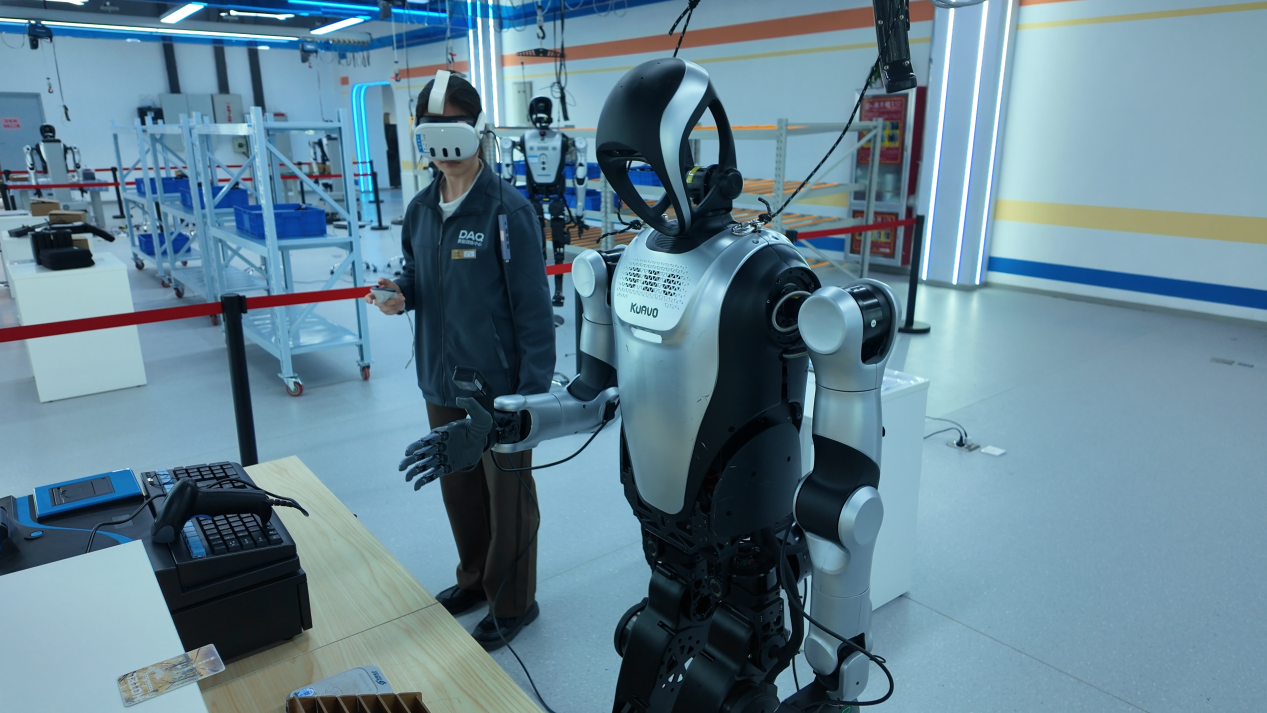 融媒·见证丨抢抓智能经济新赛道！探访人形机器人“练兵场”——钢铁之躯练内功(图7)