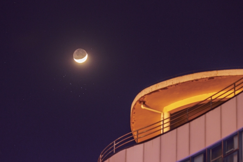 蛾眉月“牵手”昴星团